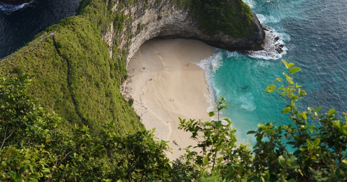 Bali โ Kelingking Beach sea cliff aerial view, Nusa Penida